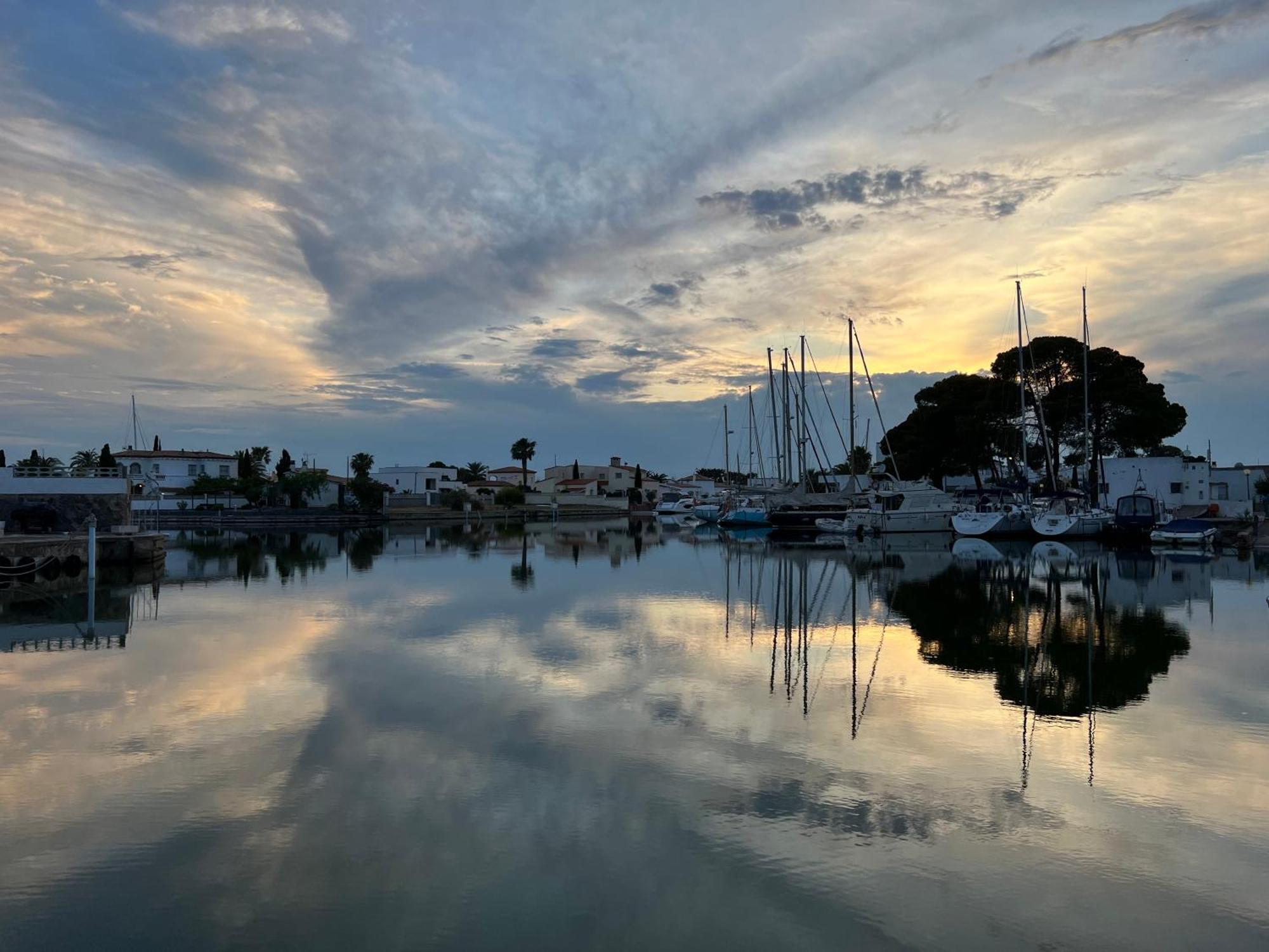 Blau Apartamento Frente A Los Canales Y Las Puestas De Sol De Roses Zewnętrze zdjęcie