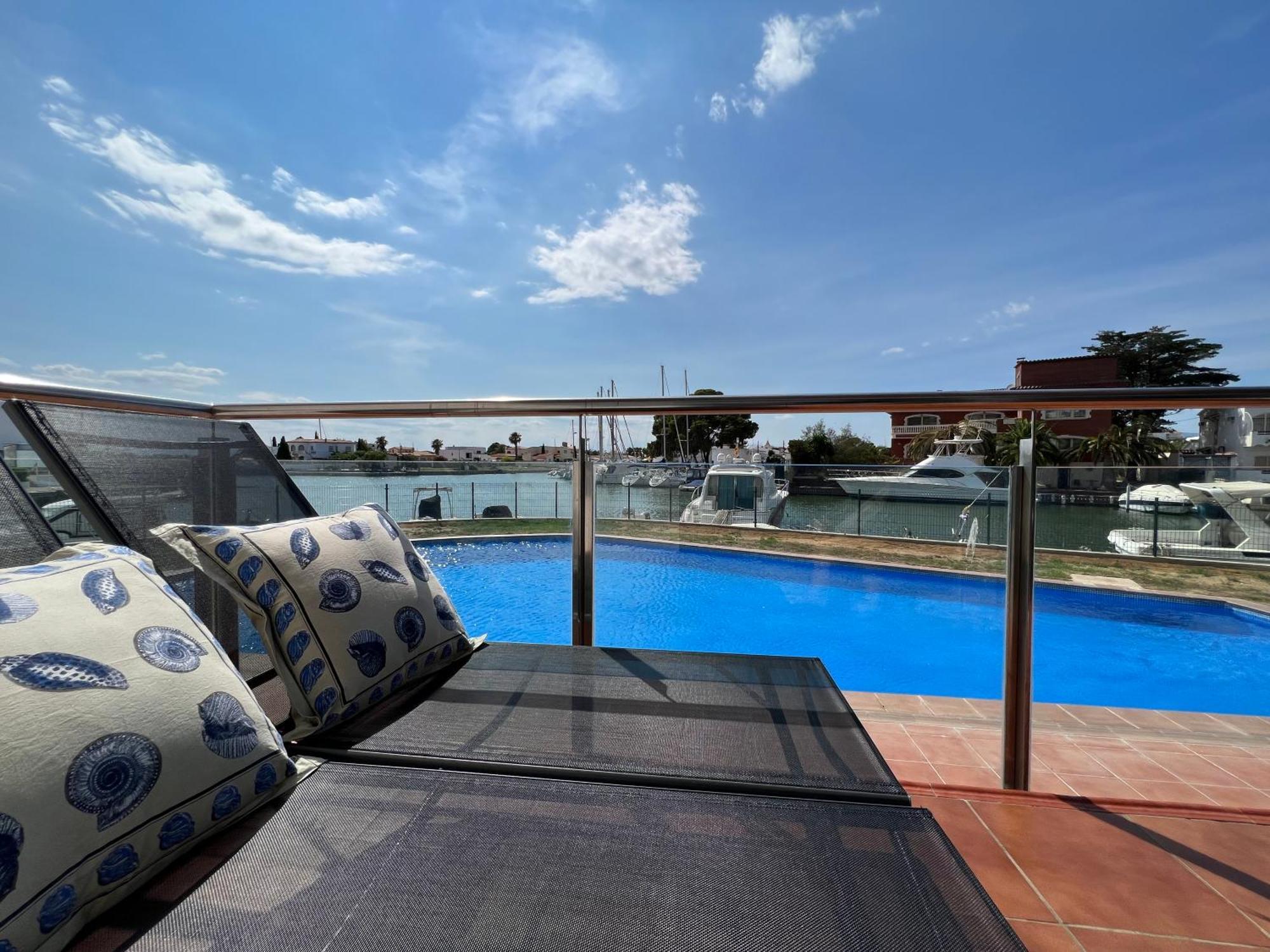 Blau Apartamento Frente A Los Canales Y Las Puestas De Sol De Roses Zewnętrze zdjęcie